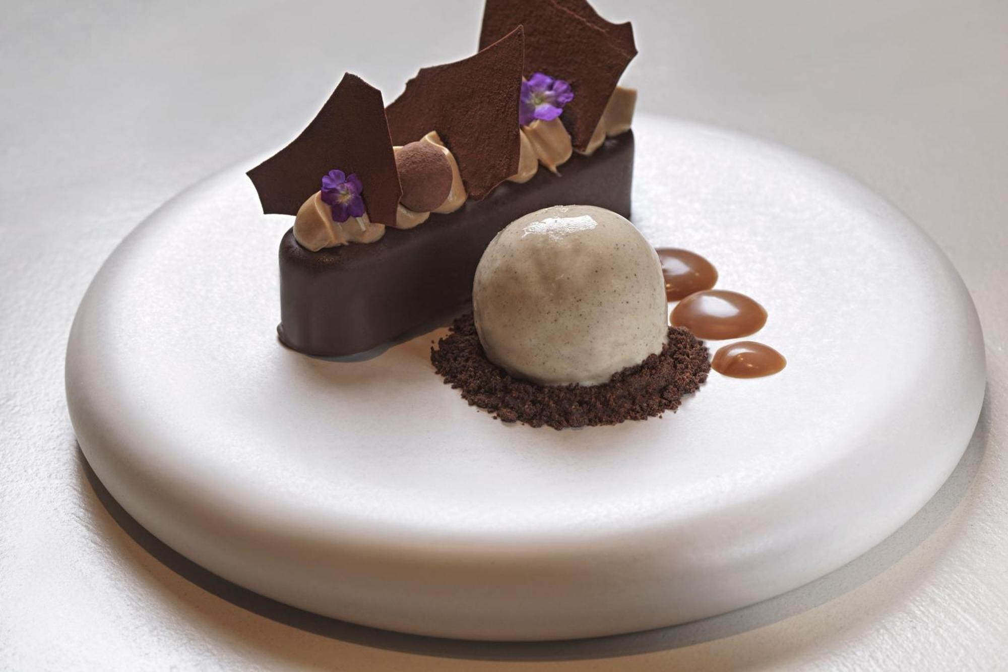 Отель Monasty, Thessaloniki, Autograph Collection Экстерьер фото A chocolate dessert