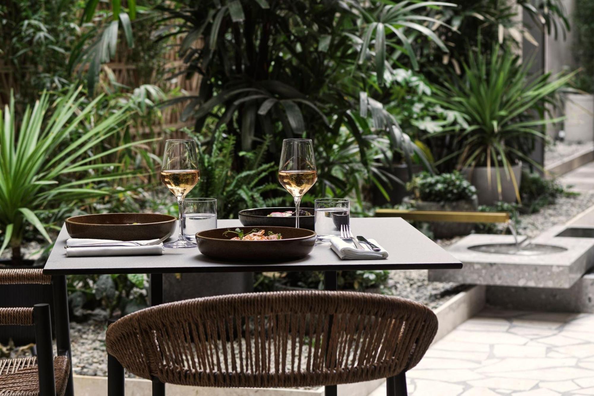 Отель Monasty, Thessaloniki, Autograph Collection Экстерьер фото The restaurant's garden