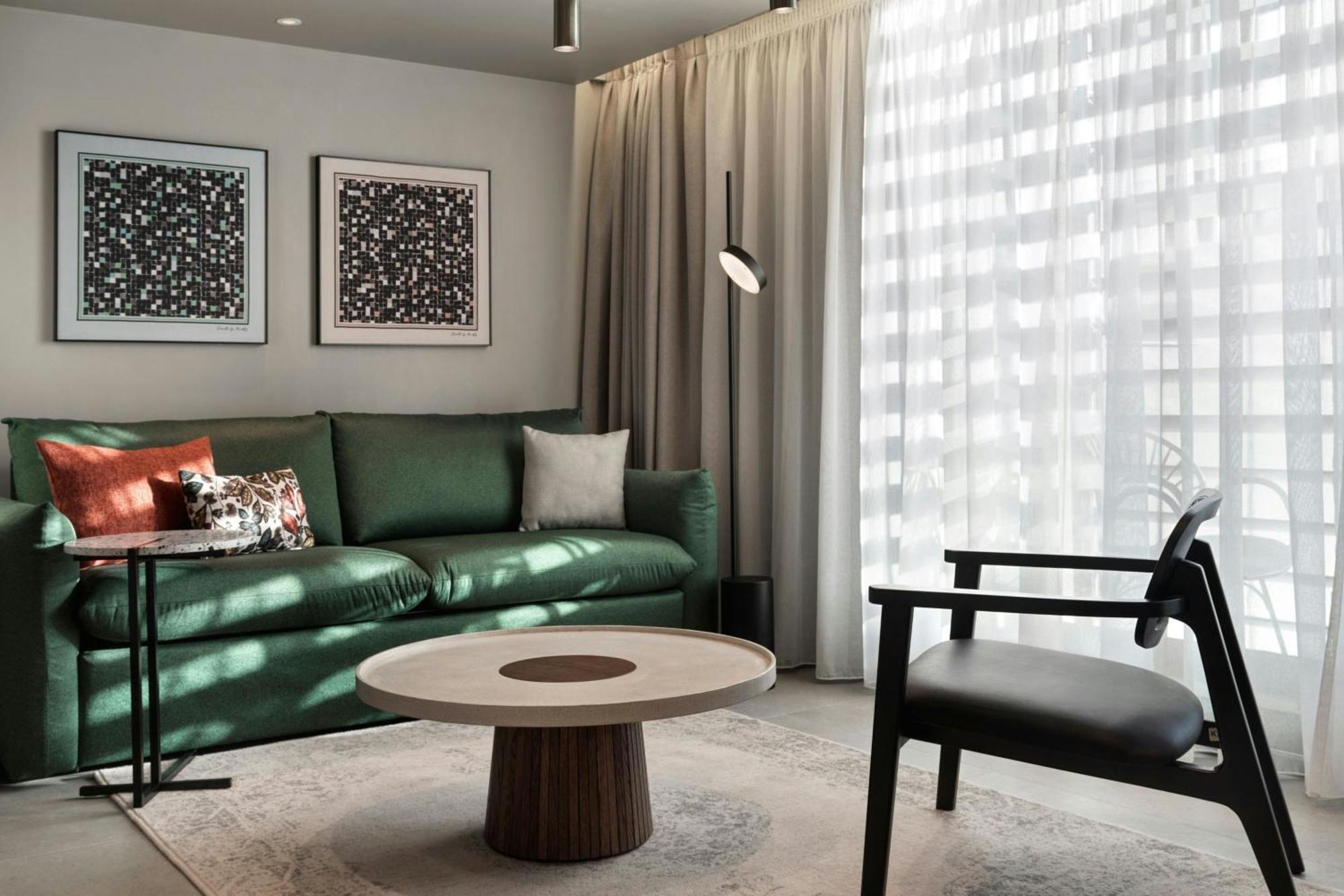 Отель Monasty, Thessaloniki, Autograph Collection Экстерьер фото A living room in a hotel suite